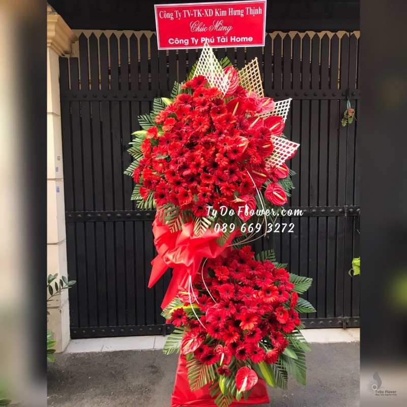 KCM03241442 KỆ HOA CHÚC MỪNG thiết kế tone màu đỏ, chủ đạo hoa đồng tiền đỏ