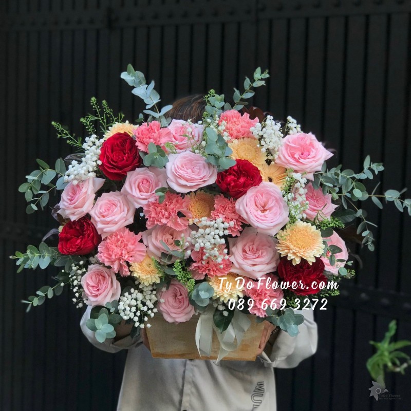 G03241443 GIỎ HOA CHÚC MỪNG thiết kế tone màu hồng, chủ đạo Hoa Hồng Ohara Pink Roses