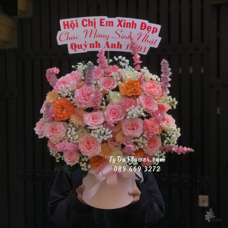 G03241444 GIỎ HOA CHÚC MỪNG thiết kế tone màu hồng cam, chủ đạo Hoa Hồng Ohara Pink Roses