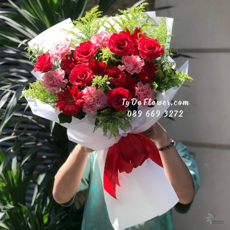 B03241452 BÓ HOA CHÚC MỪNG Thiết Kế Tone Màu Đỏ Hồng, chủ đạo Hoa Hồng Đỏ