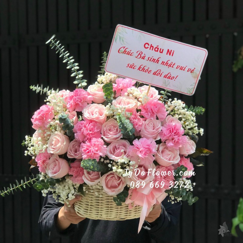 G03241454 GIỎ HOA CHÚC MỪNG SINH NHẬT BÀ thiết kế tone màu hồng, chủ đạo Hoa Hồng Kem Dâu, Hoa Cẩm Chướng Hồng