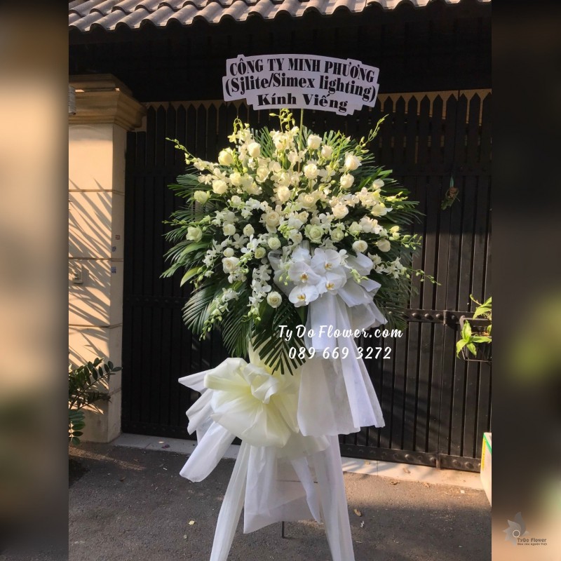 KCB03241448 KỆ HOA TANG LỄ VÒNG HOA CHIA BUỒN Hoa Kính Viếng thiết kế tone màu trắng, điểm nhấn Hoa Lan Hồ Điệp Trắng