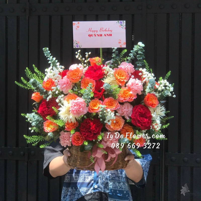 G03241449 GIỎ HOA CHÚC MỪNG SINH NHẬT thiết kế tone màu đỏ hồng cam, chủ đạo Hoa Hồng Ohara Red Roses, Cam Spirit Roses