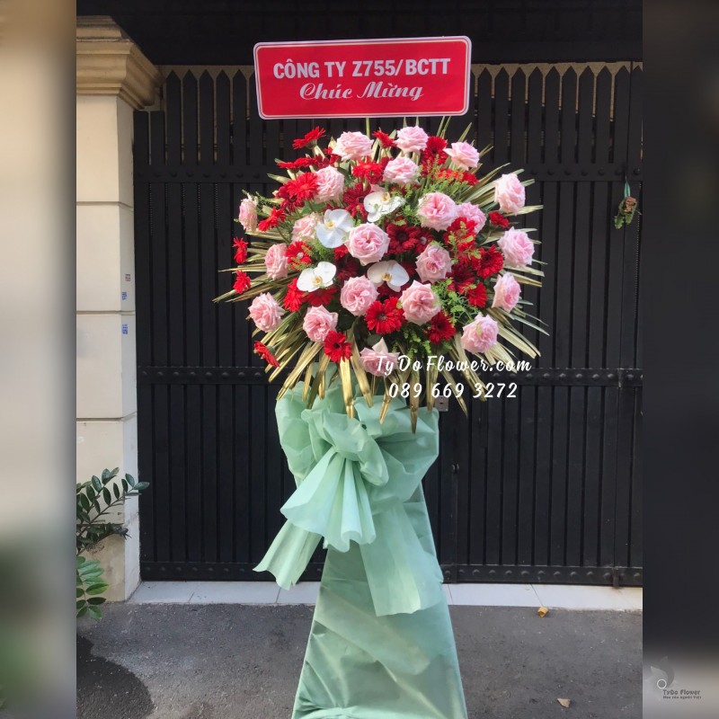 KCM03241450 KỆ HOA CHÚC MỪNG thiết kế tone màu đỏ hồng, chủ đạo hoa hồng Ohara Pink Roses