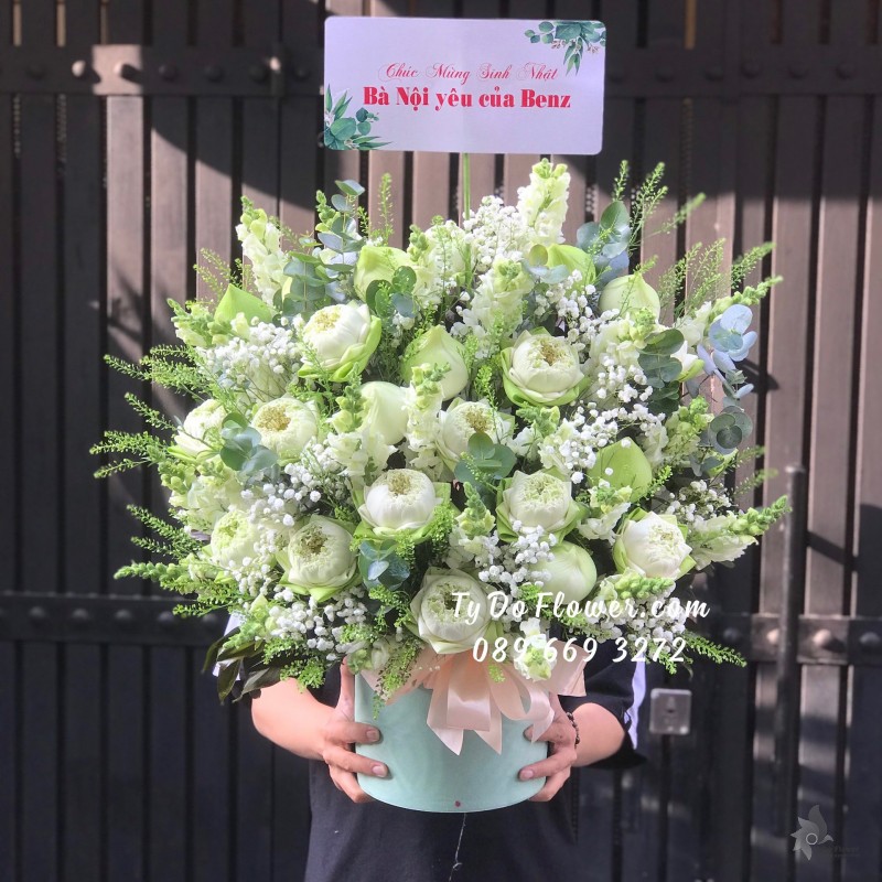 G03241451 GIỎ HOA CHÚC MỪNG SINH NHẬT thiết kế Hoa Sen Trắng