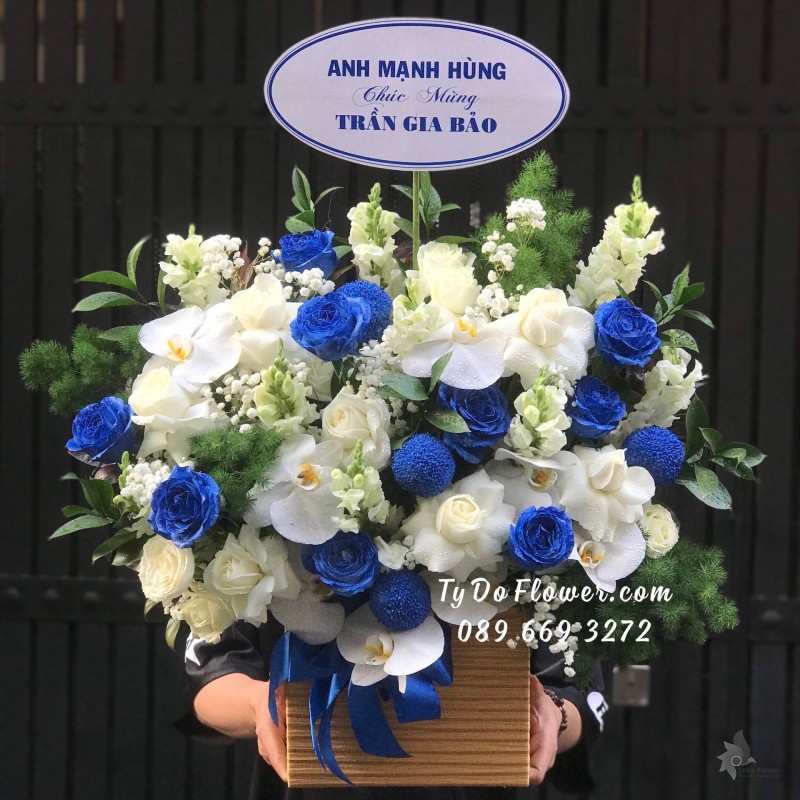 G03241455 GIỎ HOA CHÚC MỪNG SINH NHẬT thiết kế tone màu xanh trắng, chủ đạo hoa hồng xanh trắng, lan hồ điệp trắng