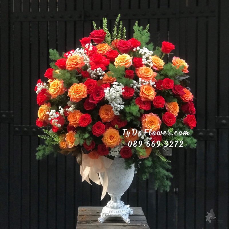 B03241456 BÌNH HOA CHÚC MỪNG thiết kế tone màu đỏ cam, chủ đạo hoa hồng đỏ Pháp, Cam Spirit Roses