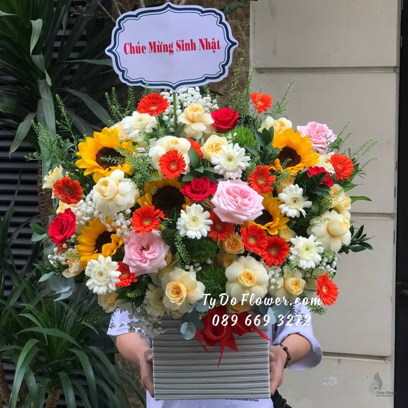 G03241477 GIỎ HOA CHÚC MỪNG SINH NHẬT thiết kế tone màu đa sắc