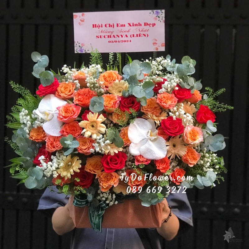 G04241478 GIỎ HOA CHÚC MỪNG SINH NHẬT thiết kế tone màu đỏ cam, chủ đạo hoa hồng Cam Spirit Roses