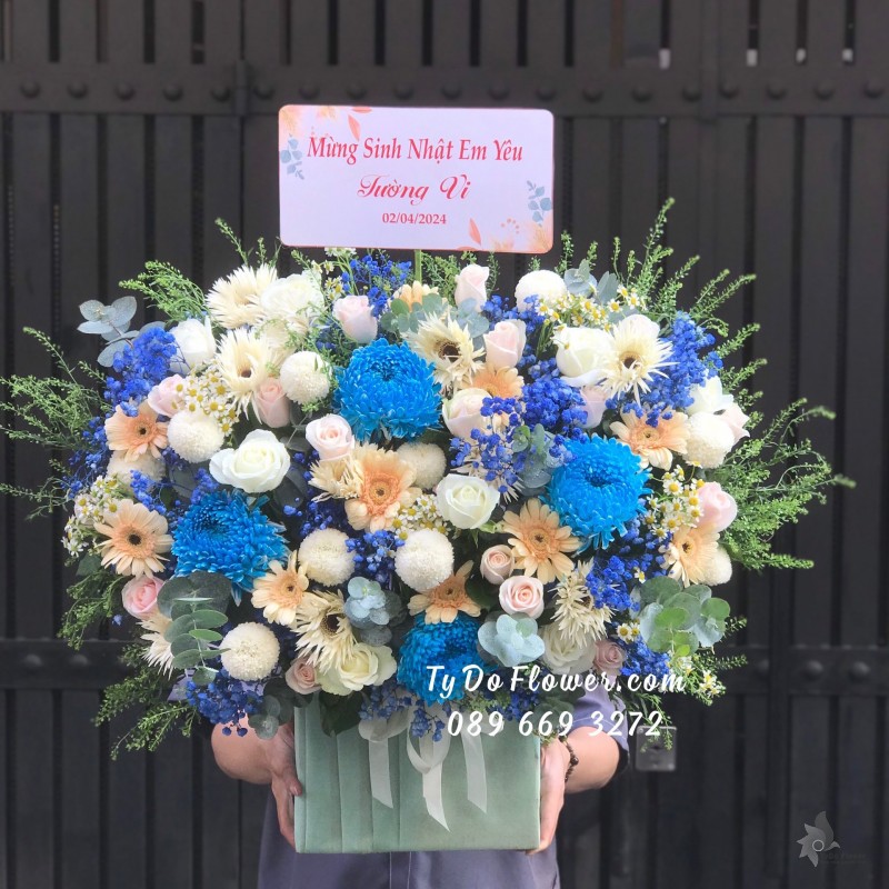 G04241479 GIỎ HOA CHÚC MỪNG SINH NHẬT thiết kế tone màu trắng xanh, điểm nhấn Hoa Cúc Xanh Dương