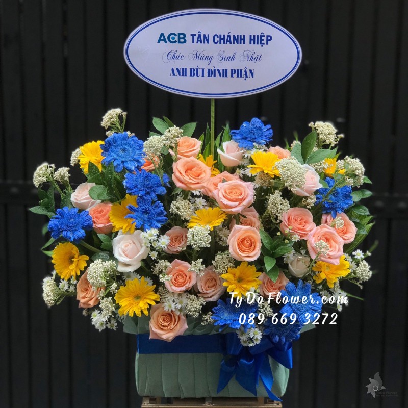 G04241480 GIỎ HOA CHÚC MỪNG SINH NHẬT thiết kế tone màu vàng xanh, chủ đạo Hoa Hồng Cam Carrot