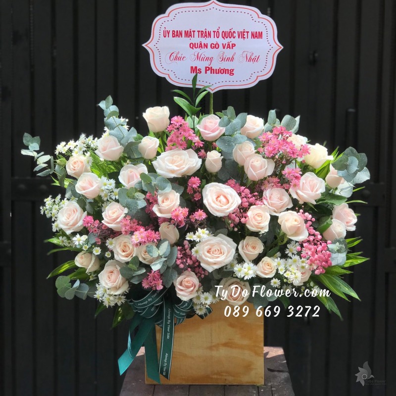 G04241481 GIỎ HOA CHÚC MỪNG SINH NHẬT thiết kế Hoa Hồng Kem