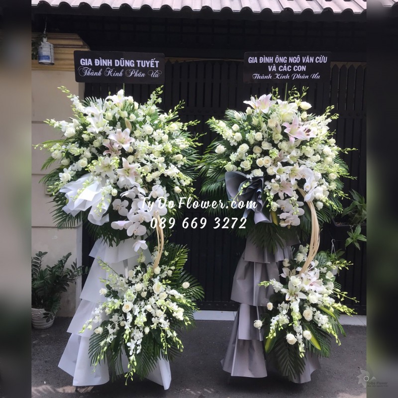 KCB04241486 KỆ HOA TANG LỄ VÒNG HOA CHIA BUỒN Hoa Thành Kính Phân Ưu thiết kế tone màu trắng, điểm nhấn Hoa Lan Hồ Điệp