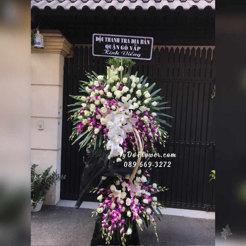 KCB04241487 KỆ HOA TANG LỄ VÒNG HOA CHIA BUỒN Hoa Kính Viếng thiết kế tone màu trắng tím, điểm nhấn Hoa Lan Hồ Điệp