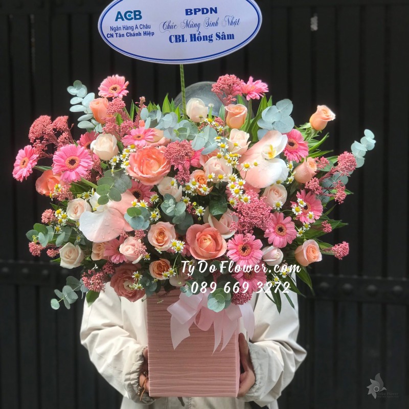 G04241489 GIỎ HOA CHÚC MỪNG SINH NHẬT thiết kế tone màu hồng cam