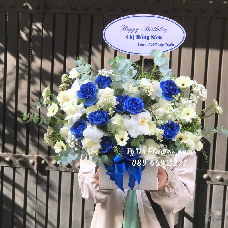 G04241491 GIỎ HOA CHÚC MỪNG SINH NHẬT thiết kế tone màu trắng xanh dương