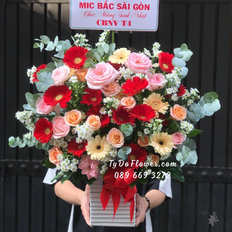 G04241499 GIỎ HOA CHÚC MỪNG SINH NHẬT thiết kế tone màu đỏ hồng cam