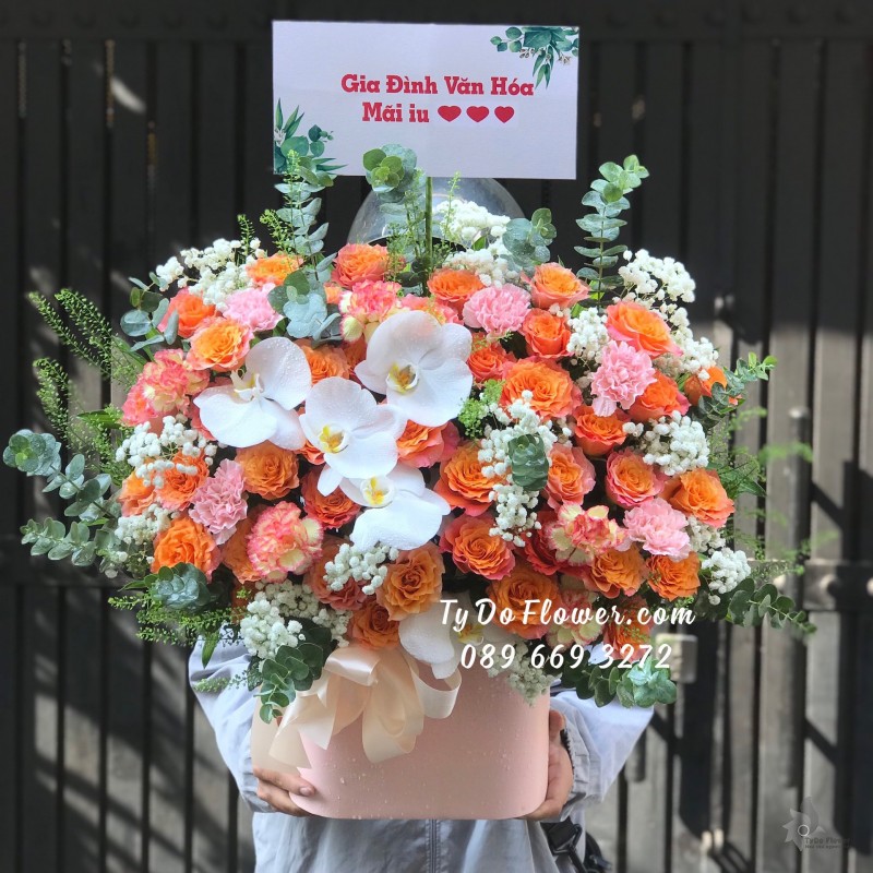 G04241502 GIỎ HOA CHÚC MỪNG thiết kế Hoa Hồng Cam Spirit Roses, Lan Hồ Điệp Trắng