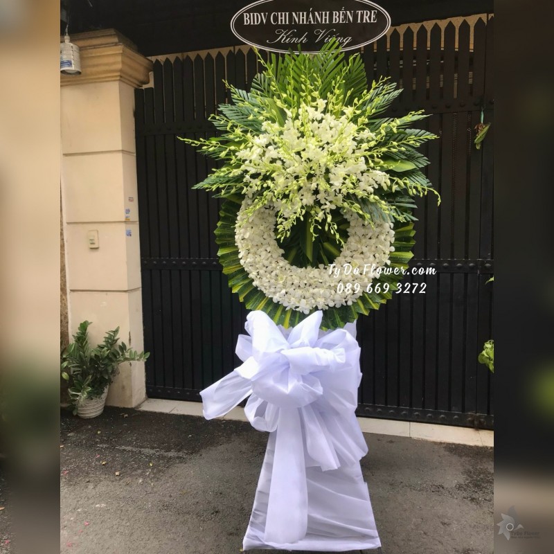 KCB05241512 KỆ HOA TANG LỄ VÒNG HOA CHIA BUỒN Hoa Kính Viếng thiết kế truyền thống Hoa Lan Trắng