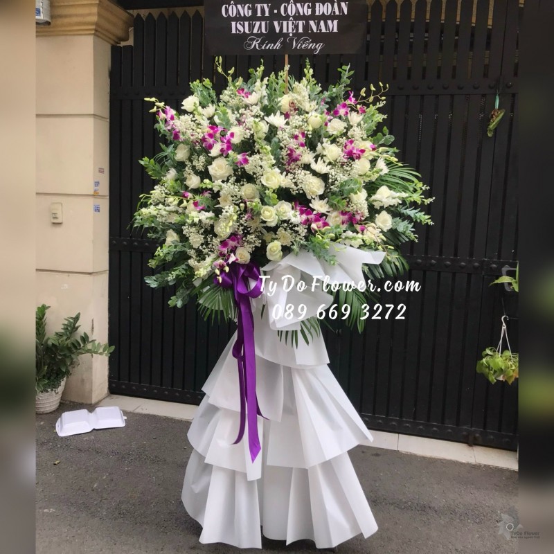 KCB05241514 KỆ HOA TANG LỄ VÒNG HOA CHIA BUỒN Hoa Kính Viếng thiết kế tone màu trắng tím