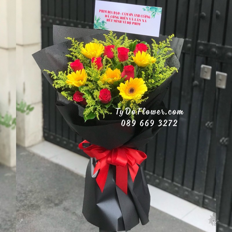 B05241529 BÓ HOA CÁM ƠN thiết kế Hoa Hồng Đỏ, Đồng Tiền Vàng