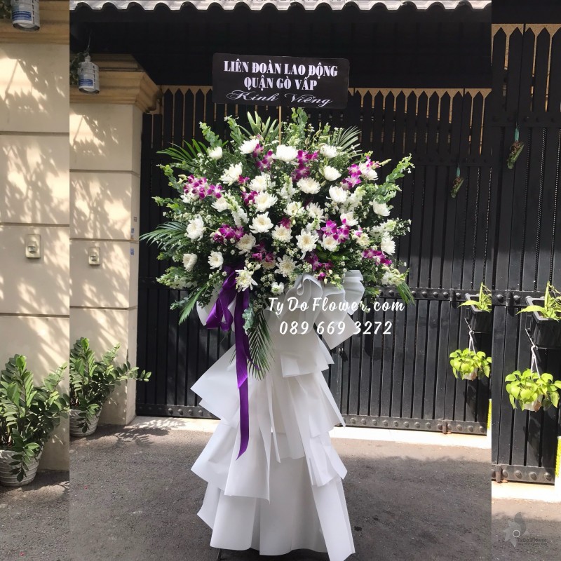 KCB05241530 KỆ HOA TANG LỄ VÒNG HOA CHIA BUỒN Hoa Kính Viếng thiết kế tone màu trắng tím