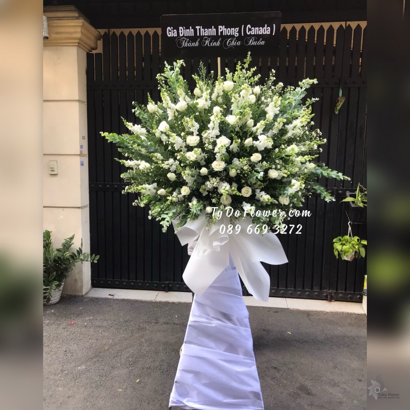 KCB05241531 KỆ HOA TANG LỄ VÒNG HOA CHIA BUỒN Hoa Kính Viếng thiết kế tone màu trắng