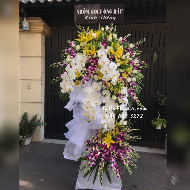 KCB05241532 KỆ HOA TANG LỄ VÒNG HOA CHIA BUỒN Hoa Kính Viếng thiết kế Hoa Lan Tím, Ly Vàng, Hồ Điệp Trắng