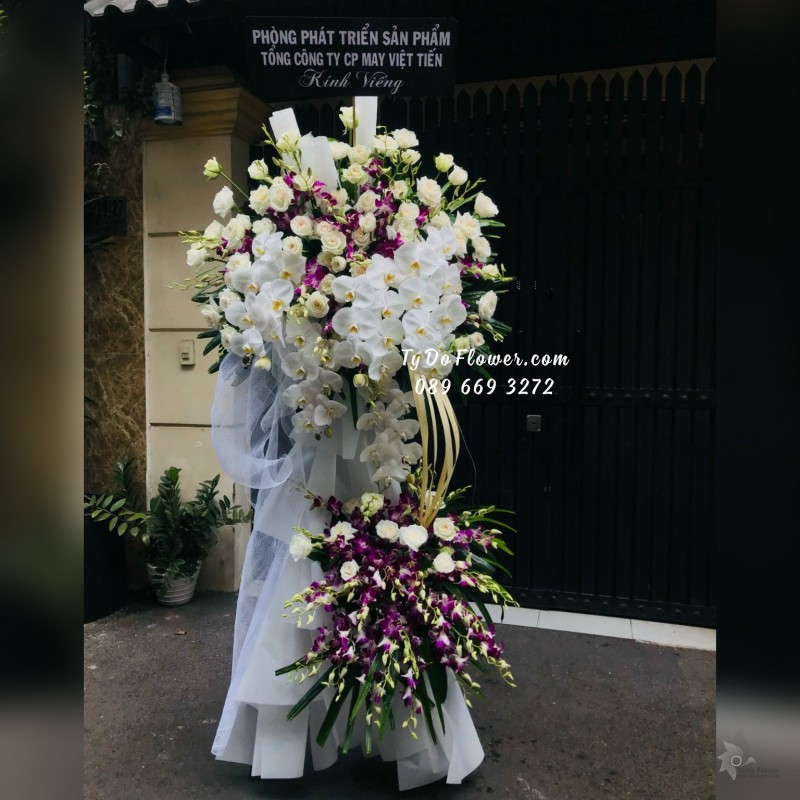 KCB05241536 KỆ HOA TANG LỄ VÒNG HOA CHIA BUỒN Hoa Kính Viếng thiết kế Hoa Hồng Trắng, Lan Tím, Hồ Điệp Trắng