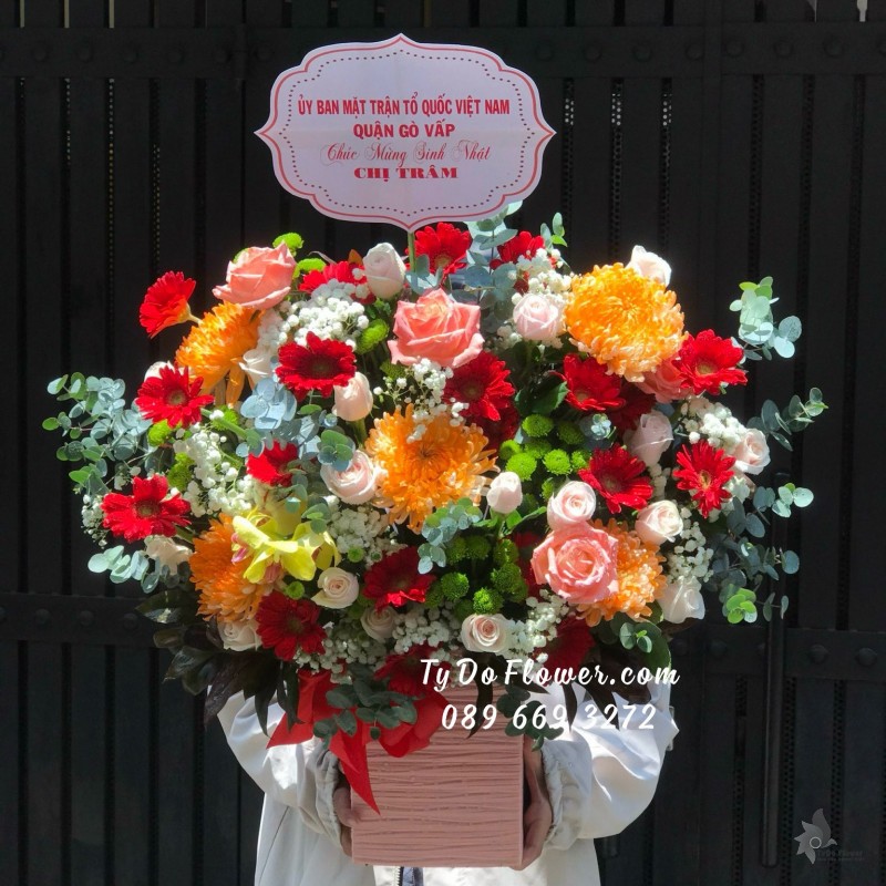 G05241541 GIỎ HOA CHÚC MỪNG SINH NHẬT Thiết Kế tone màu đỏ cam, điểm nhấn Hoa Cúc Mẫu Đơn Cam