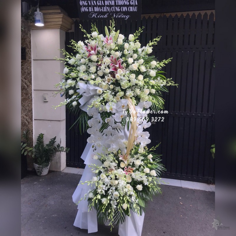 KCB05241534 KỆ HOA TANG LỄ VÒNG HOA CHIA BUỒN Hoa Kính Viếng thiết kế Hoa Hồng Trắng, Ly, Lan Hồ Điệp Trắng