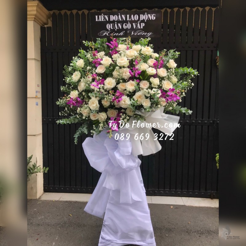 KCB05241550 KỆ HOA TANG LỄ VÒNG HOA CHIA BUỒN Hoa Kính Viếng thiết kế Hoa Hồng Trắng, Lan Tím
