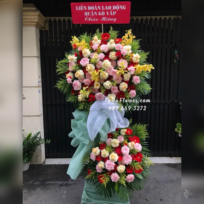 KCM05241557 KỆ HOA CHÚC MỪNG Thiết kế tông màu Hồng Đỏ Vàng, chủ đạo Hoa Hồng Vàng Victor Roses, Ohara Pink Roses