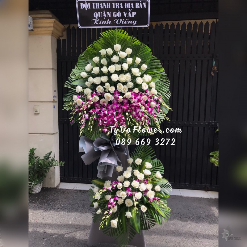 KCB05241583 KỆ HOA TANG LỄ VÒNG HOA CHIA BUỒN Hoa Kính Viếng thiết kế Hoa Hồng Trắng, Hoa Lan Tím