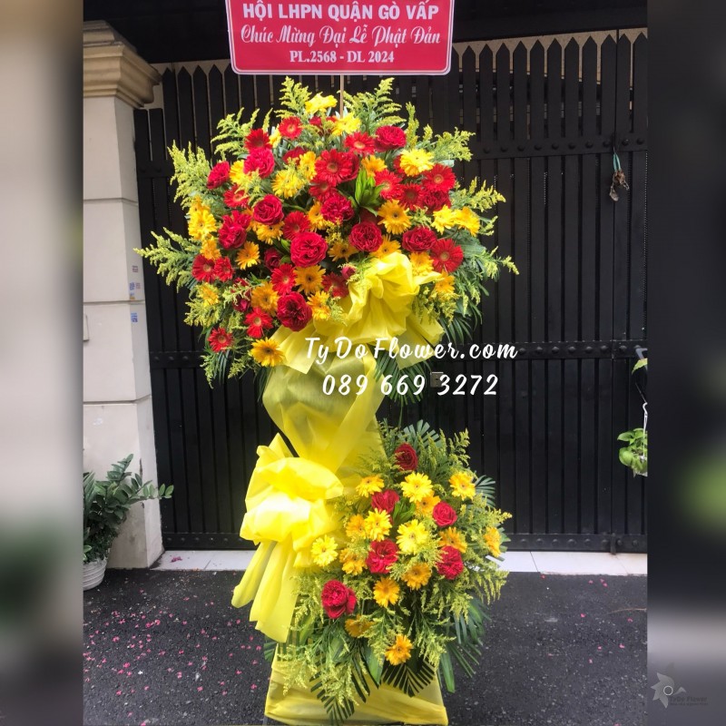 KCM05241585 KỆ HOA CHÚC MỪNG ĐẠI LỄ PHẬT ĐẢN Thiết kế tông màu đỏ vàng, chủ đạo Hoa Hồng Đỏ Ohara Red Roses