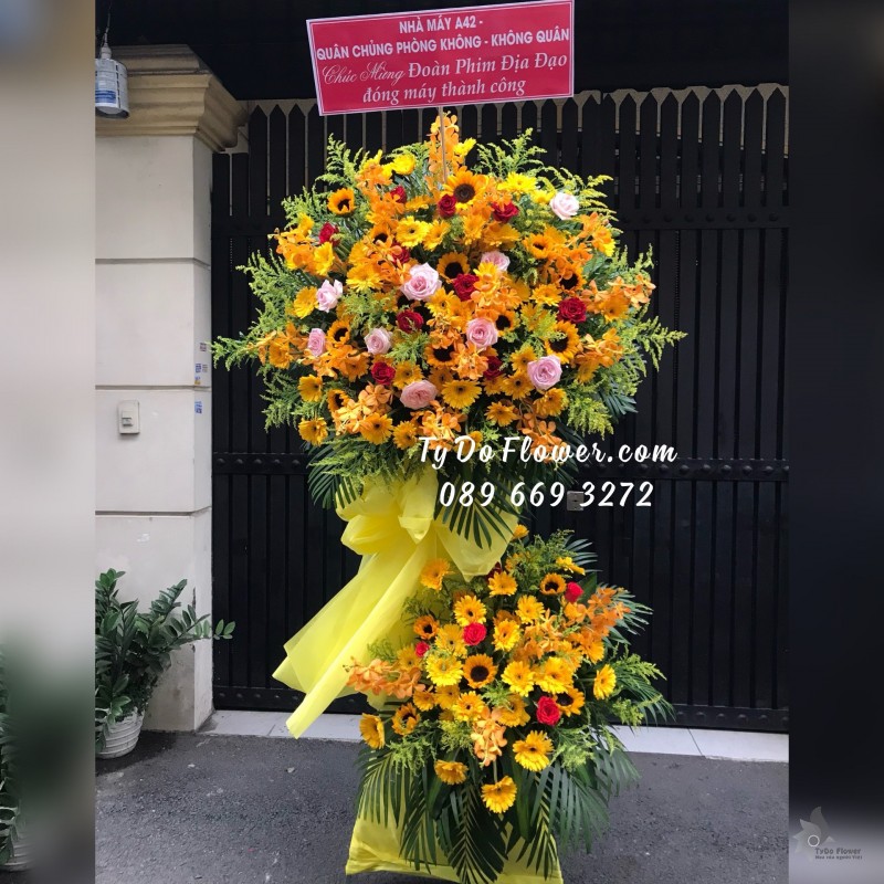 KCM05241595 KỆ HOA CHÚC MỪNG Thiết kế tông màu vàng