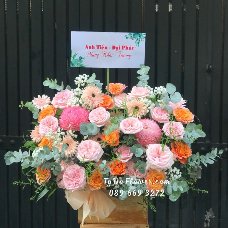 G05241598 GIỎ HOA MỪNG KHAI TRƯƠNG thiết kế tông màu hồng cam, điểm nhấn Hoa Cúc Mẫu Đơn Hồng