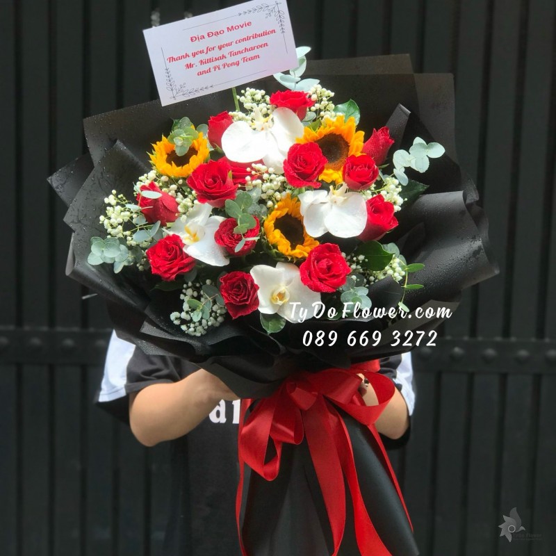 B05241603 BÓ HOA CHÚC MỪNG thiết kế chủ đạo Hoa Hồng Đỏ, Hoa Hướng Dương