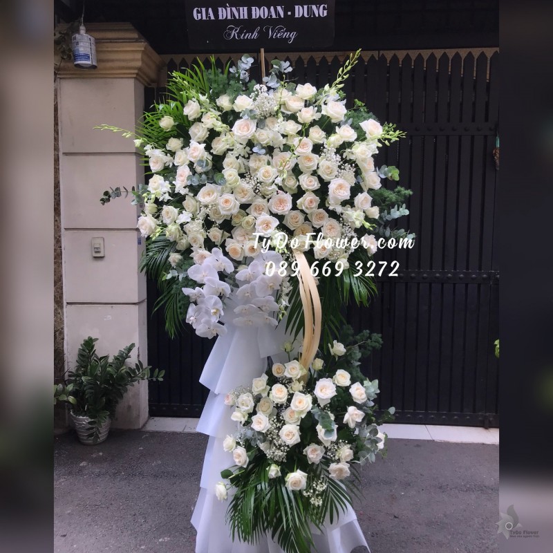 KCB05241605 KỆ HOA TANG LỄ VÒNG HOA CHIA BUỒN Hoa Kính Viếng thiết kế Hoa Hồng Trắng Ohara White Roses, Lan Hồ Điệp Trắng
