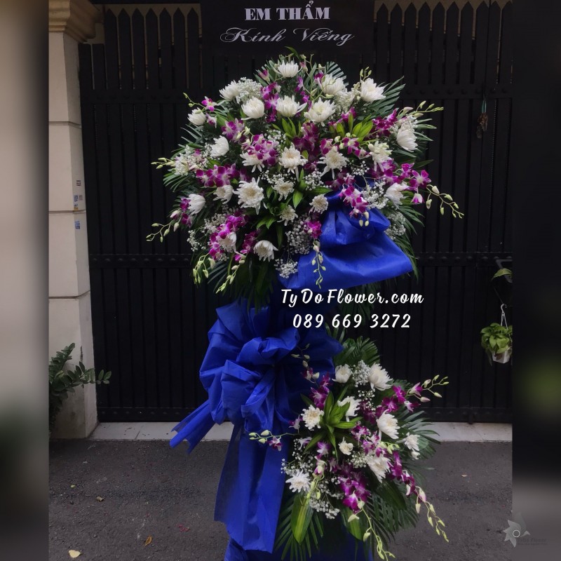 KCB05241607 KỆ HOA TANG LỄ VÒNG HOA CHIA BUỒN Hoa Kính Viếng thiết kế chủ đạo Hoa Cúc Trắng, Lan Tím