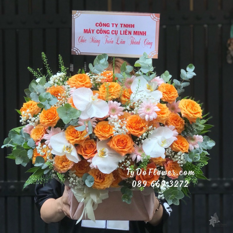G05241611 GIỎ HOA CHÚC MỪNG THÀNH CÔNG thiết kế Hoa Hồng Cam Spirit Roses