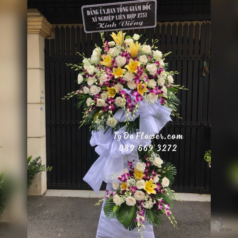 KCB05241621 KỆ HOA TANG LỄ VÒNG HOA CHIA BUỒN Hoa Kính Viếng thiết kế Hoa Hồng Trắng, Lan Tím