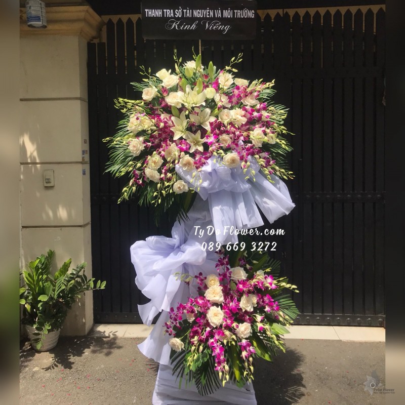 KCB06241628 KỆ HOA TANG LỄ VÒNG HOA CHIA BUỒN Hoa Kính Viếng thiết kế Hoa Hồng Trắng Ohara White Roses, Lan Tím, Ly Trắng