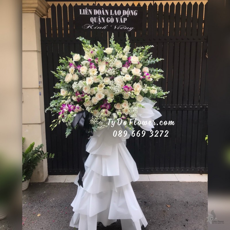 KCB06241631 KỆ HOA TANG LỄ VÒNG HOA CHIA BUỒN Hoa Kính Viếng thiết kế Hoa Hồng Trắng, Lan Tím