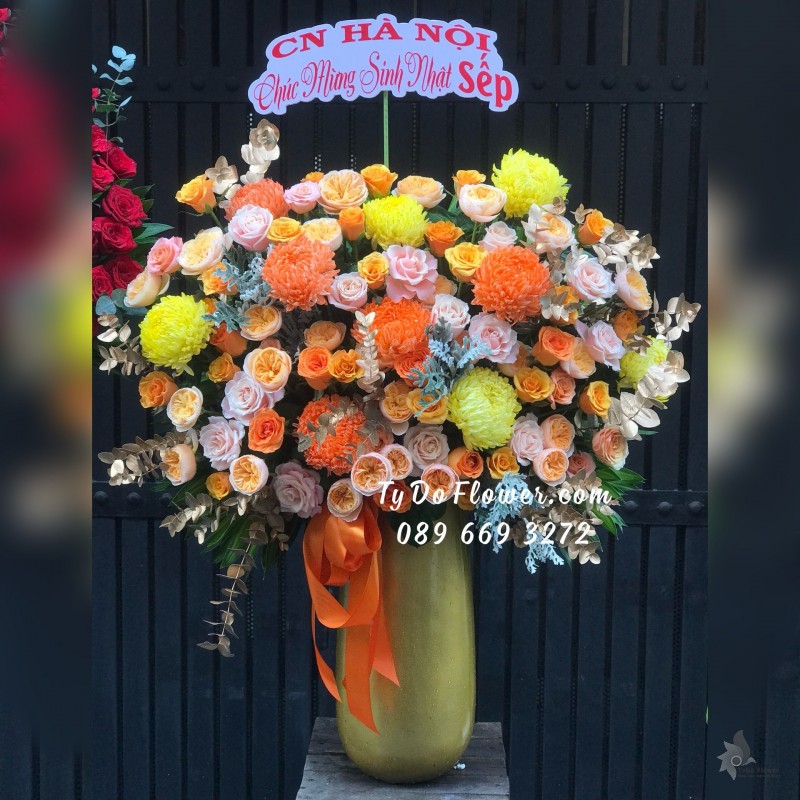 BI06241636 BÌNH HOA CHÚC MỪNG SINH NHẬT SẾP thiết kế Hoa Hồng Ngoại mix Cúc Mẫu Đơn, tông màu vàng cam