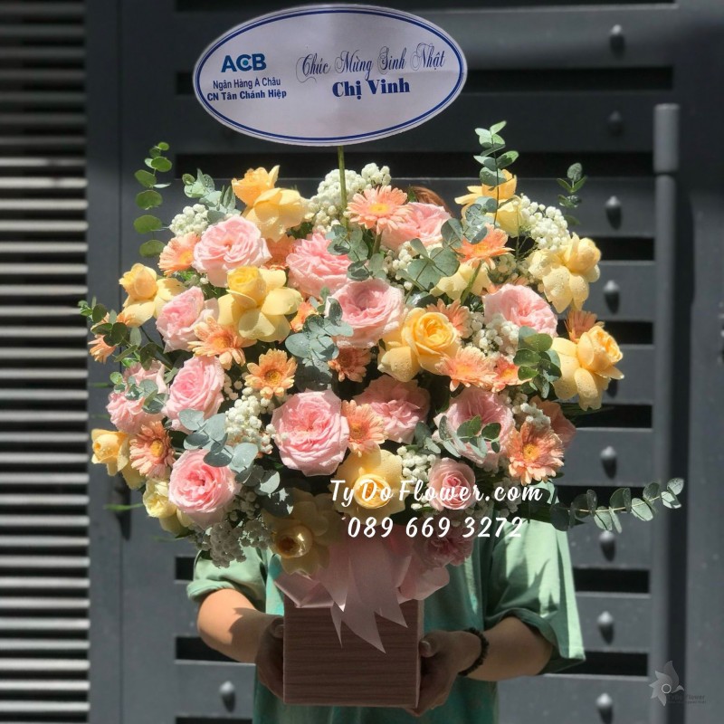 G06241646 GIỎ HOA CHÚC MỪNG SINH NHẬT thiết kế tông màu hồng vàng, chủ đạo Hoa Hồng Ohara Pink Roses, Vàng Victor
