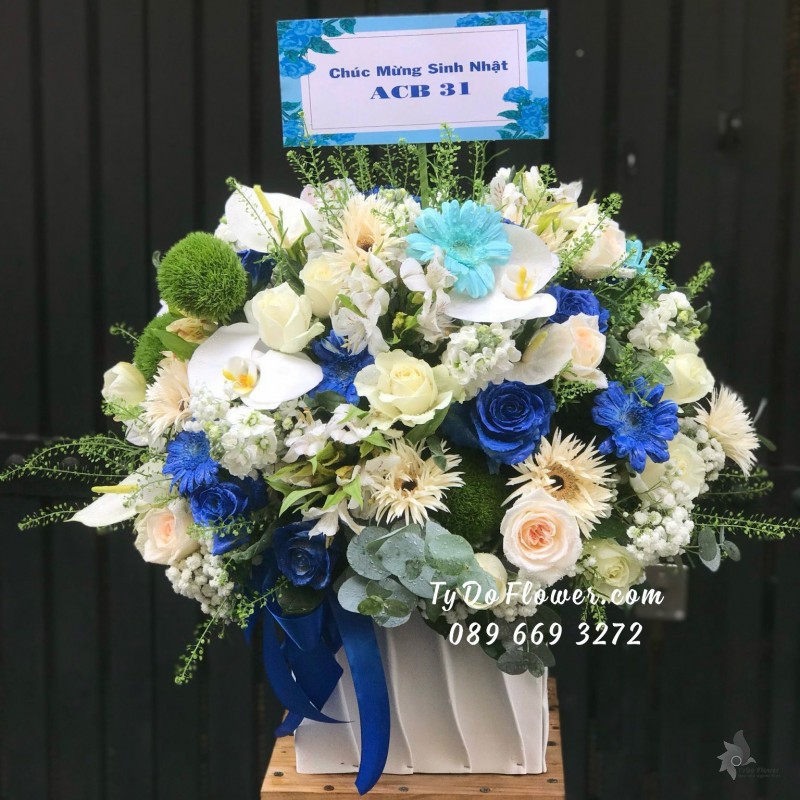 G06241647 GIỎ HOA CHÚC MỪNG SINH NHẬT thiết kế tông màu trắng xanh