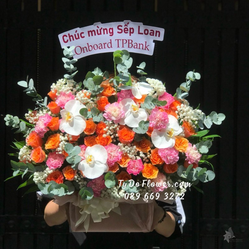 G06241649 GIỎ HOA CHÚC MỪNG SINH NHẬT SẾP thiết kế tông màu hồng cam, chủ đạo hoa hồng cam Spirit Roses, cẩm chướng, lan hồ điệp