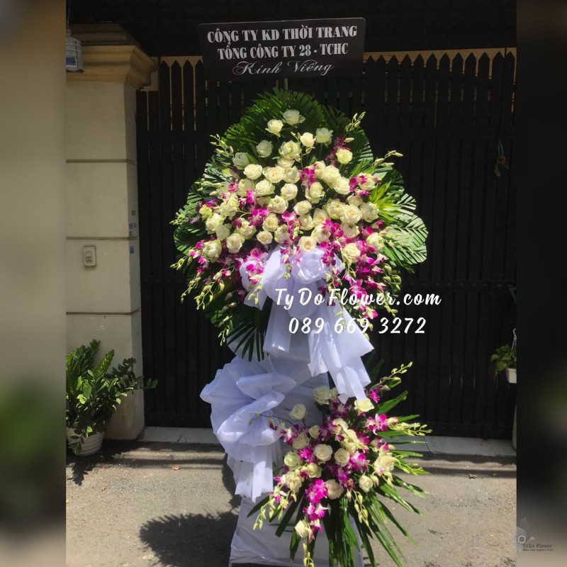 KCB06241661 KỆ HOA TANG LỄ VÒNG HOA CHIA BUỒN Hoa Kính Viếng thiết kế Hoa Lan Tím, Hoa Hồng Trắng, Hoa Sen Trắng