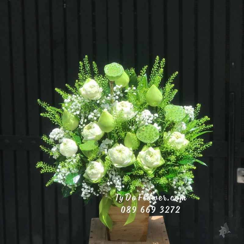 G06241668 GIỎ HOA CHÚC MỪNG SINH NHẬT thiết kế Hoa Sen Trắng